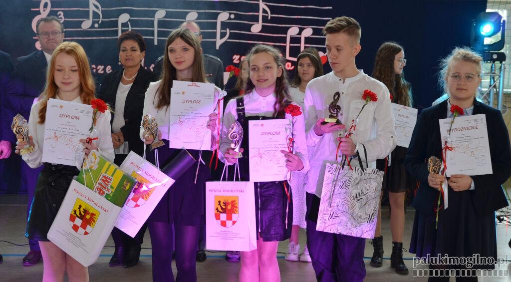 IX Powiatowy Konkurs Pieśni Żołnierskiej i Patriotycznej. Pierwsze miejsce dla Mai Zielińskiej z SP 2 Mogilno (zdjęcia)