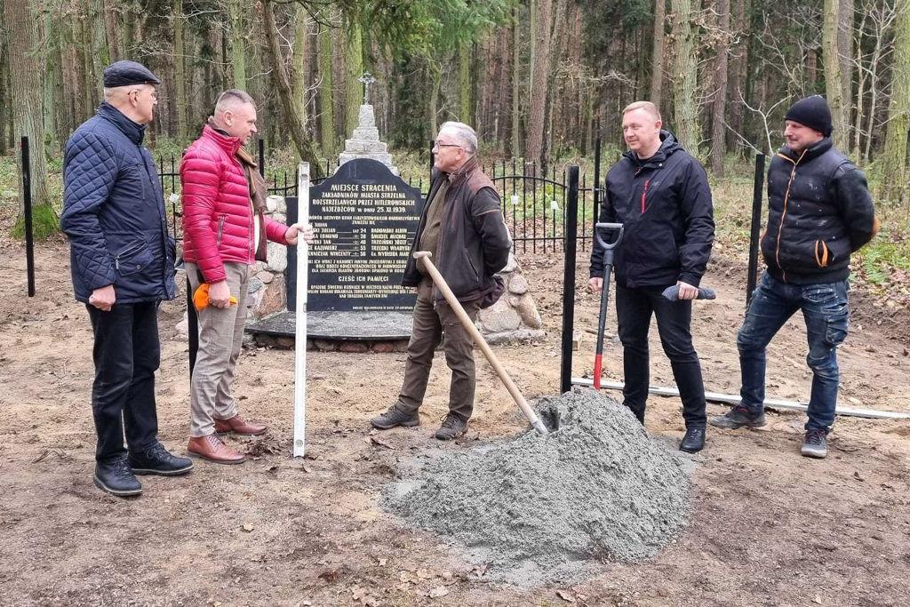 Gmina modernizuje miejsca pamięci narodowej. Odnowione zostały dwa pomniki na cmentarzu w Ostrowie oraz obelisk z tablicą pamiątkową w lesie w Ciencisku