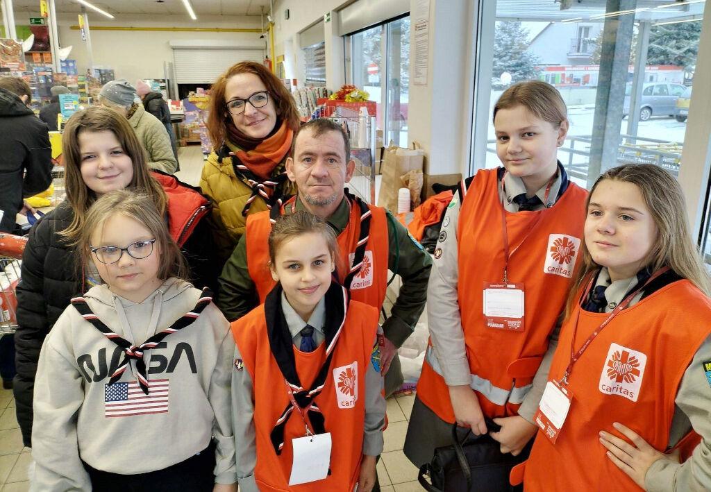 Harcerze z SP 1 w Mogilnie wsparli Caritas w akcji zbiórki żywności dla potrzebujących