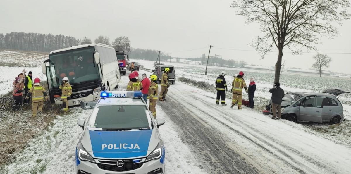 Ślisko i niebezpiecznie na drogach. W Proszyskach kolizja opla meriva z autobusem