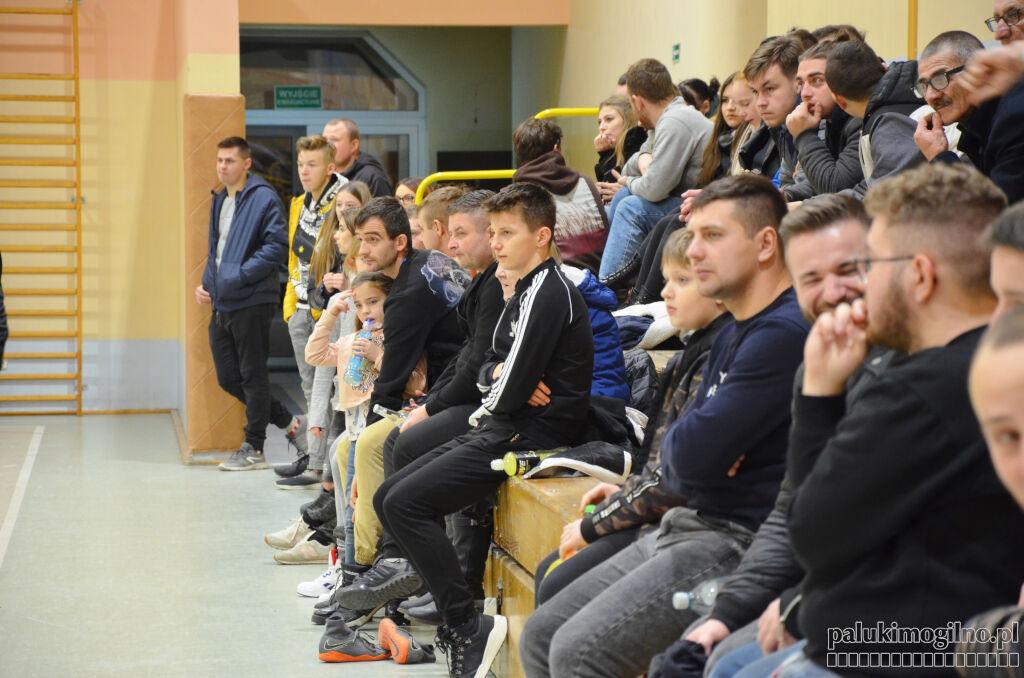 Liga Piłki Halowej w Dąbrowie. Drużyna Pacio Pakość przegrała z Trzemeszno Team, ale utrzymała fotel lidera (zdjęcia)