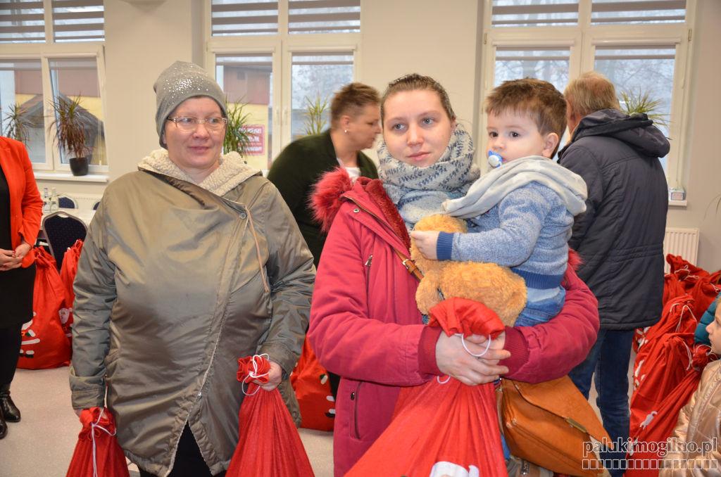 Świąteczne paczki dla 100 rodzin z gminy Strzelno