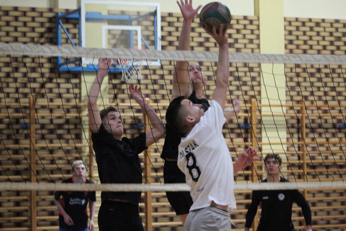 Szkolne mikołajki na sportowo. Pod siatką zagrało 38 drużyn