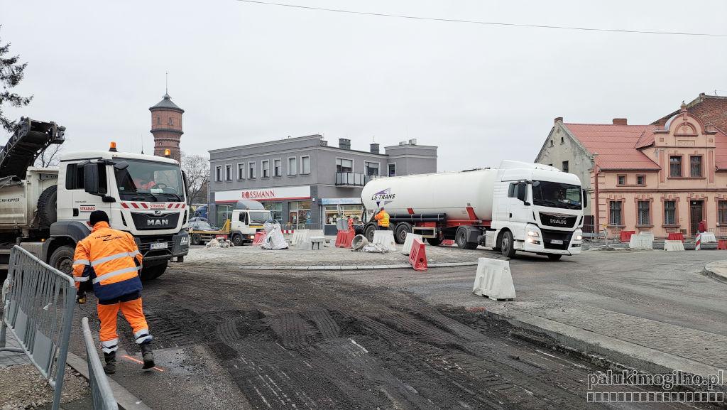Przez 14 godzin przejazd przez Strzelno będzie niemożliwy. Na budowanych rondach wylewana będzie ostatnia warstwa asfaltu