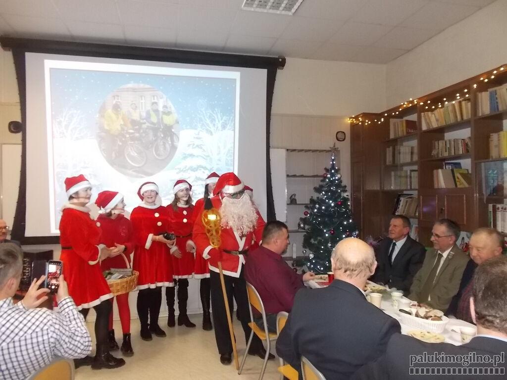 Świąteczny wieczór turystów: kolędy, Mikołaj i promocja przewodnika