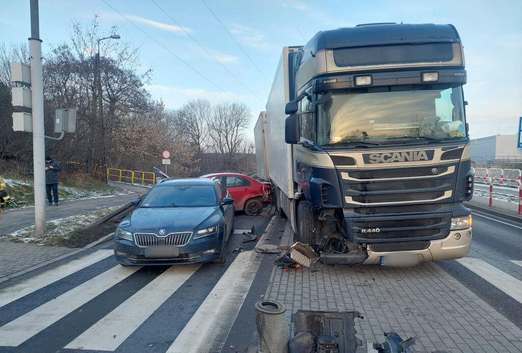 Efekt drogowego domina w Trzemesznie. W kolizji brały udział trzy samochody
