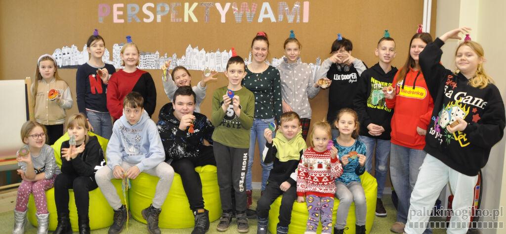 Tworzyli drewniane bombki oraz wełniane czapeczki (wideo + zdjęcia)