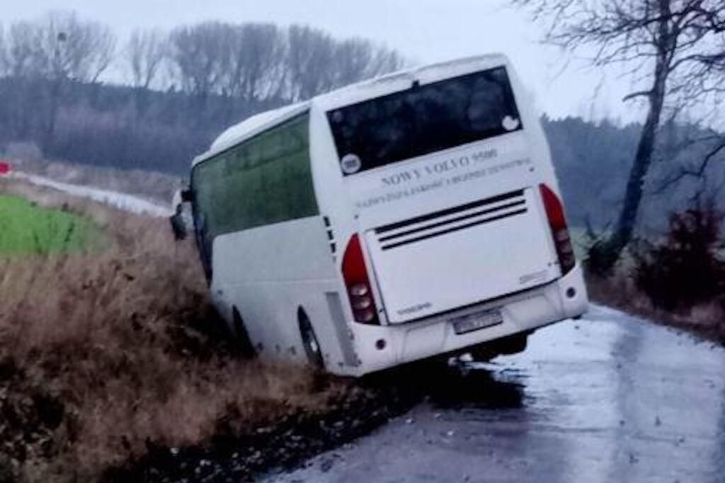 Gołoledź na drogach. Autobus i piaskarka w rowie, odwołane zajęcia w szkołach