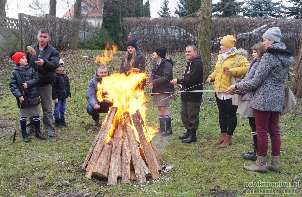 104. powstańcza rocznica: wiązanki kwiatów i kiełbaski z ogniska (zdjęcia)