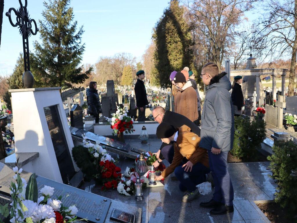 Trzemeszno: Symboliczne tabliczki powstańcze na grobach ppor. Franciszka Danka, Ignacego Mikulskiego oraz Leopolda Grzony