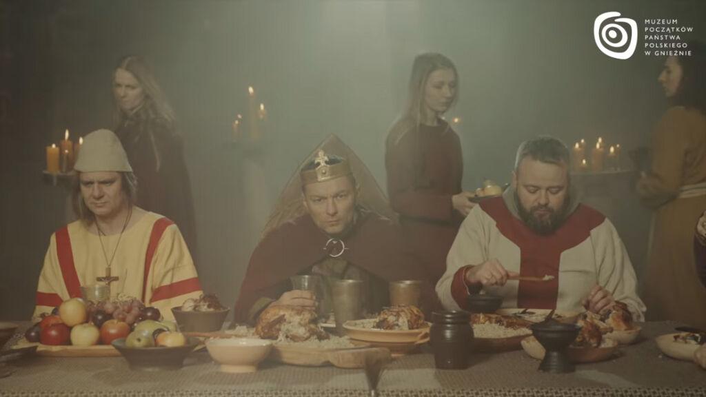 Liber w roli Bolesława II Śmiałego. Teledysk z serii Piast Superstars nagrany w zabytkowej rotundzie św. Prokopa