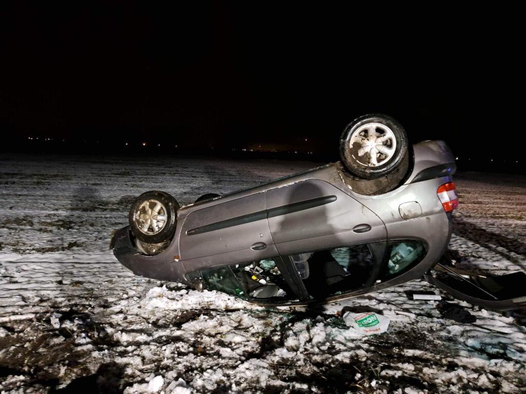 W Markowicach renault dachował w polu