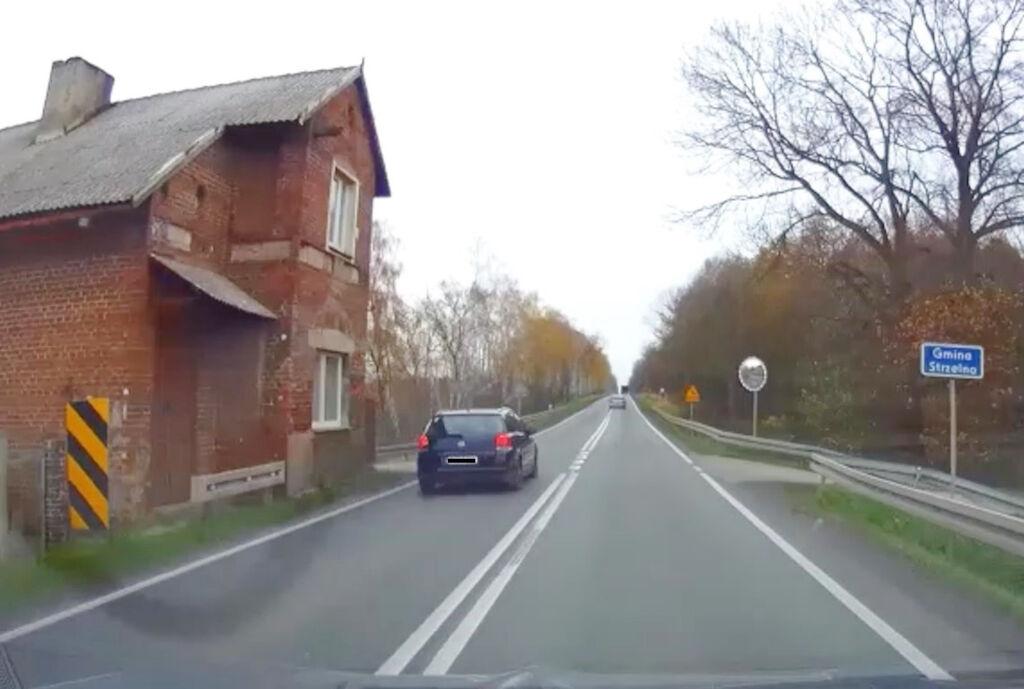 Mandat 1.000 zł i 10 punktów za wyprzedzanie na skrzyżowaniu