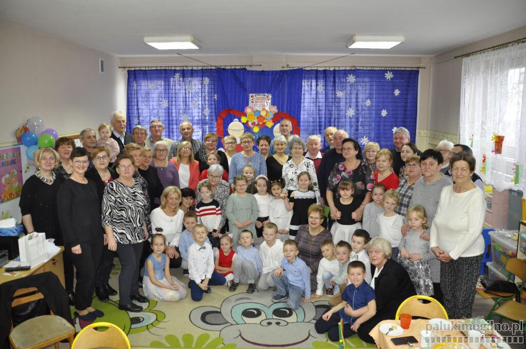 Biedronki z Przedszkola nr 2 w Mogilnie przygotowały laurki i ciasteczka dla babć i dziadków (wideo + zdjęcia)