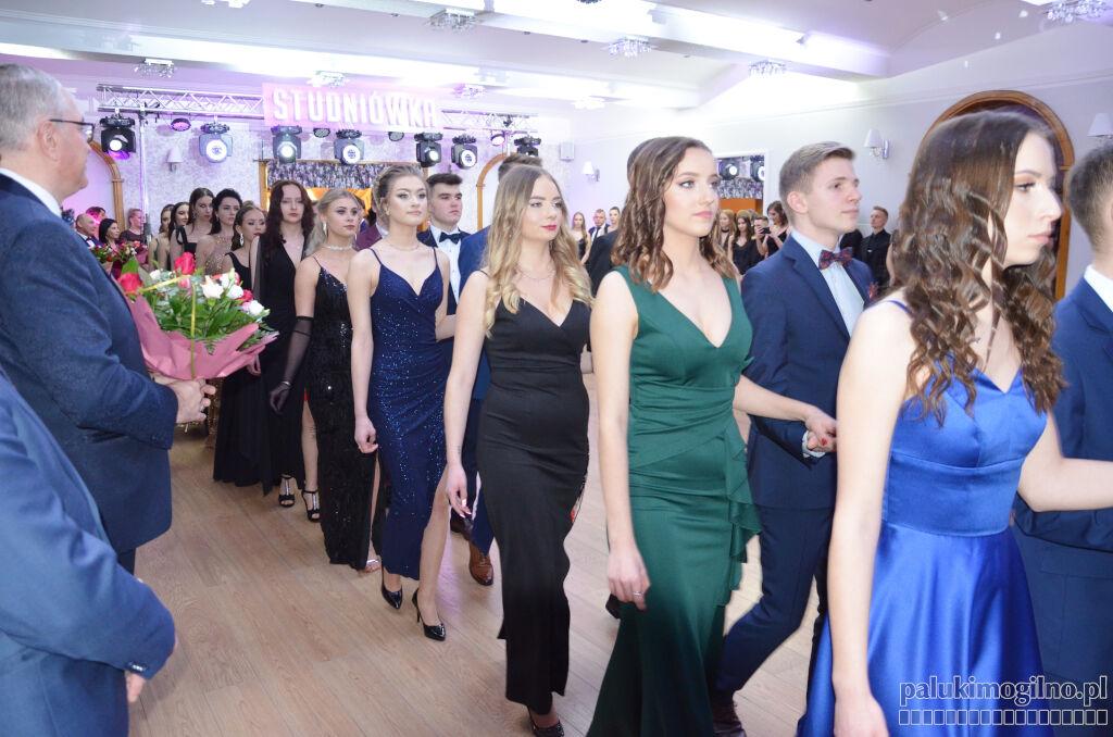 Na studniówce Zespołu Szkół w Mogilnie bawili się uczniowie 8 klas maturalnych (zdjęcia)