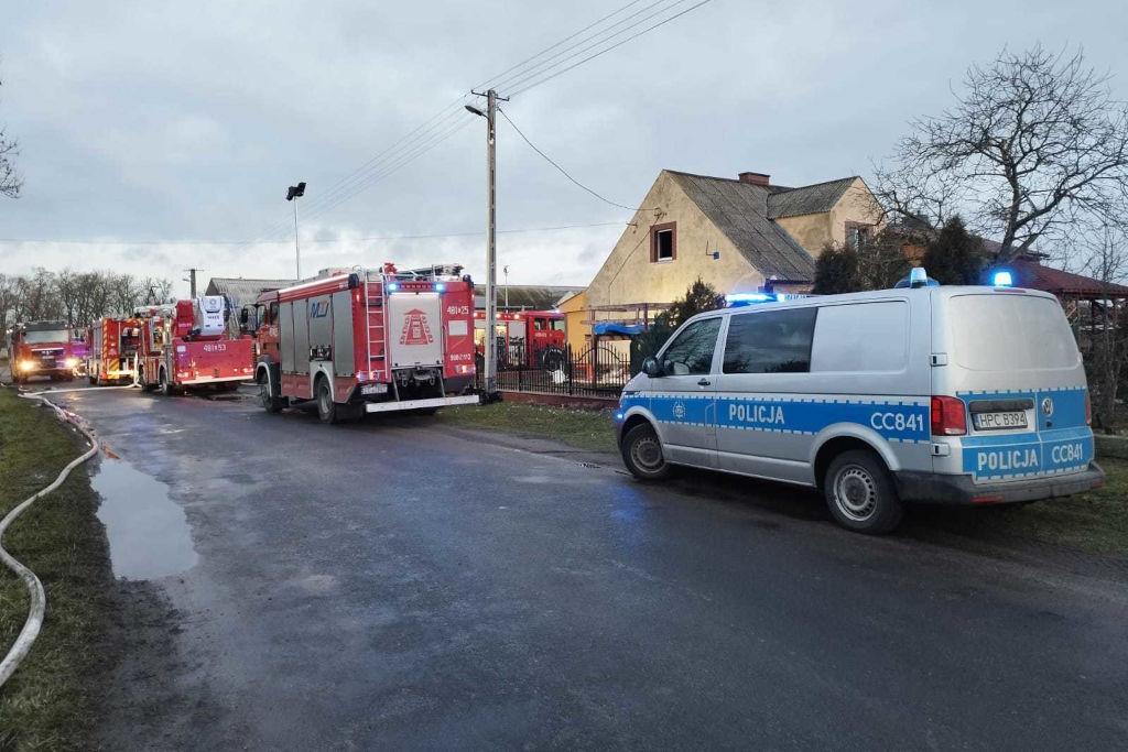 Dom jednorodzinny w Mokrem stanął w płomieniach