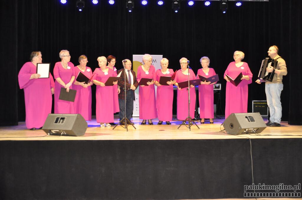 Seniorzy ze Strzelna bawili się w wyremontowanej sali Domu Kultury (zdjęcia)