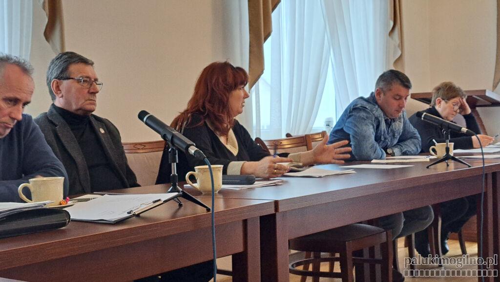 Jeziorańscy radni stoją przed wyborem. Kupić samochód dla OSP Wójcin, czy budować salę sportową w Wójcinie