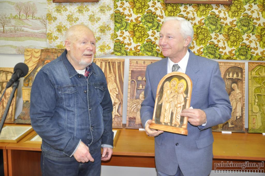 Wystawa prac Jana Harasimowicza. Na lipowych deskach dłutem uwiecznia aptekarską alchemię (wideo + zdjęcia)