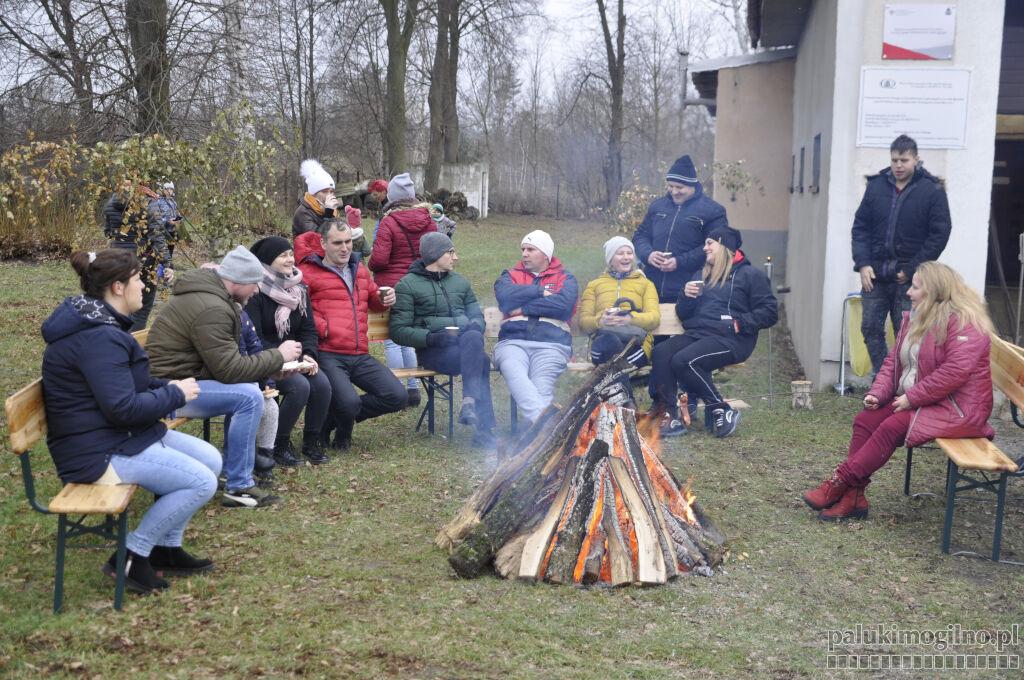 Zimowe ferie zakończyli przy ognisku i pieczeniu kiełbasek (wideo + zdjęcia)