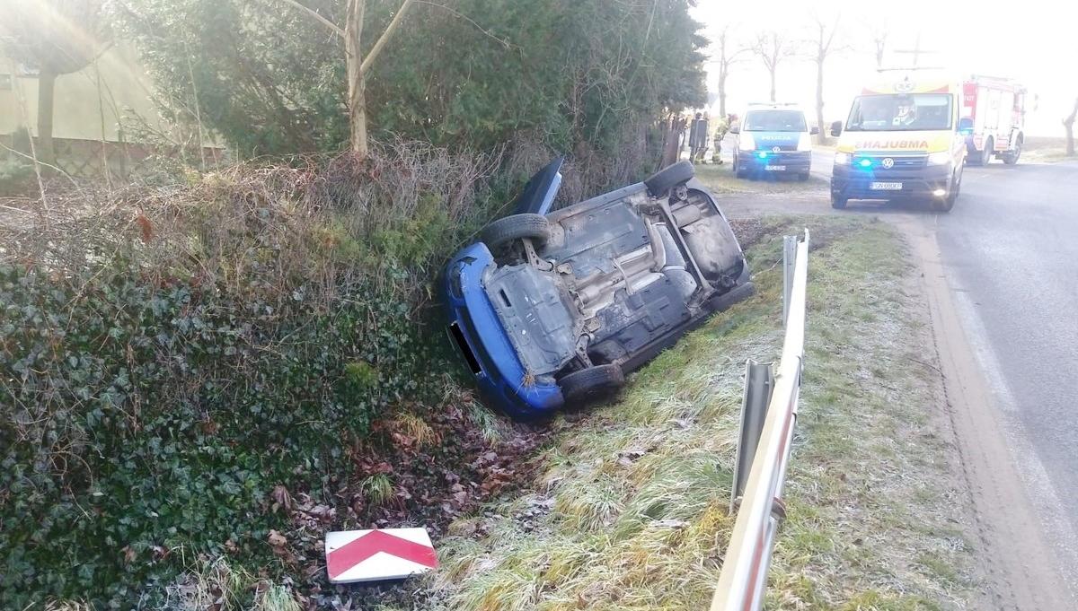 Nie wyrobiła zakrętu, skoda fabia dachowała