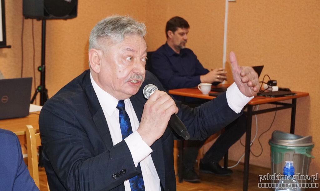 Marian Mikołajczak pyta, czy jesteśmy tak bogatym powiatem, że zatrudniamy dwóch mecenasów. - A może jest tu drugie dno - mówi