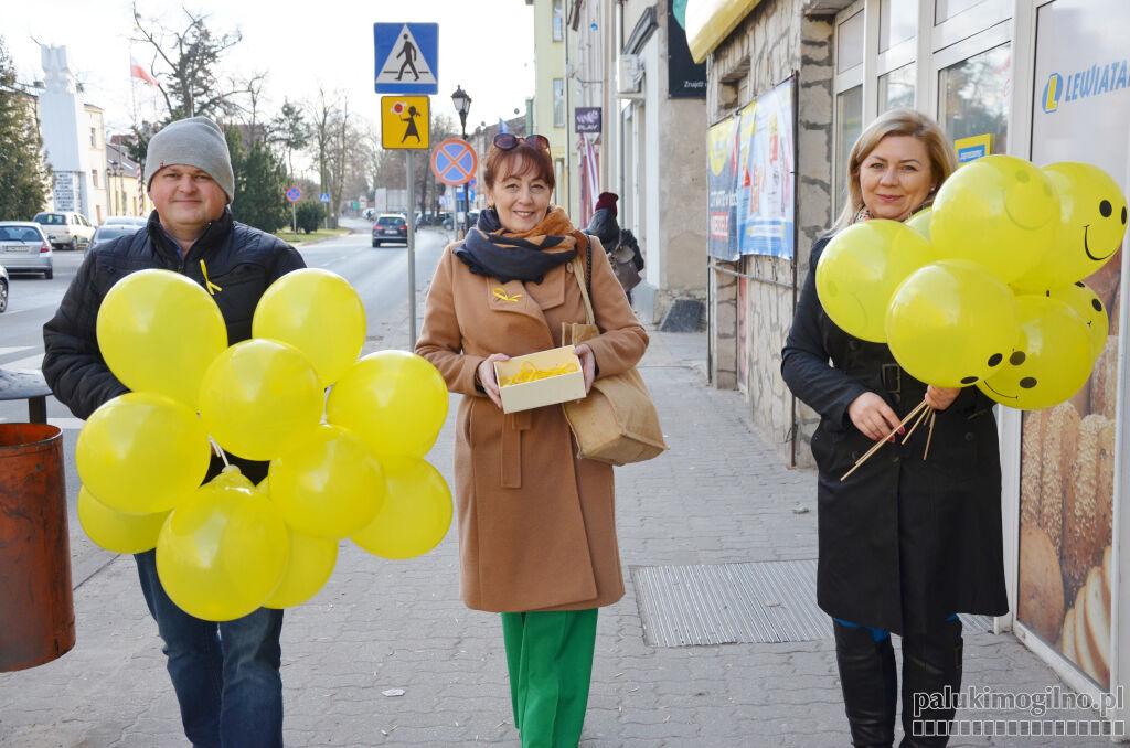 Światowy Dzień Walki z Depresją. Happening radnych na ulicach Mogilna (zdjęcia)