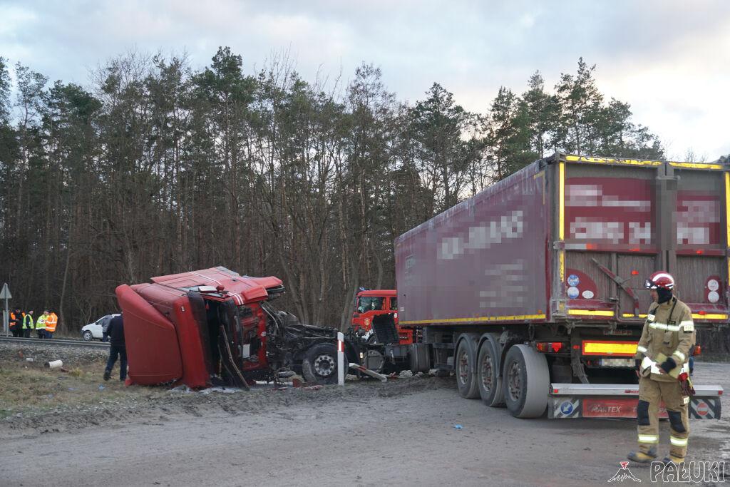 Tir z naczepą z firmy w Szczepanowie wjechał pod pociąg towarowy. Kierowca ciężarówki zabrany do szpitala (wideo)
