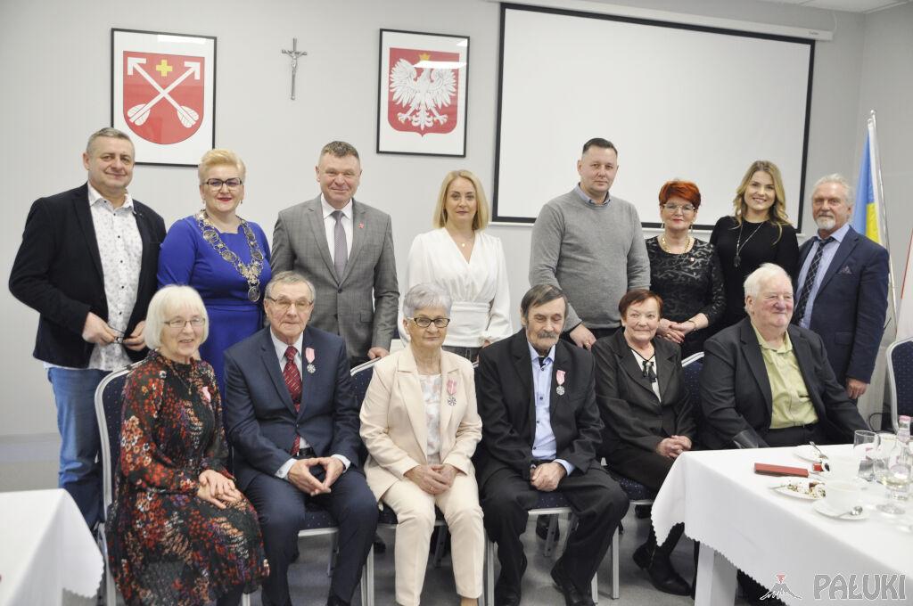 Złote jubileusze trzech par. Przeżyli razem 50 lat w doli i niedoli (wideo + zdjęcia)