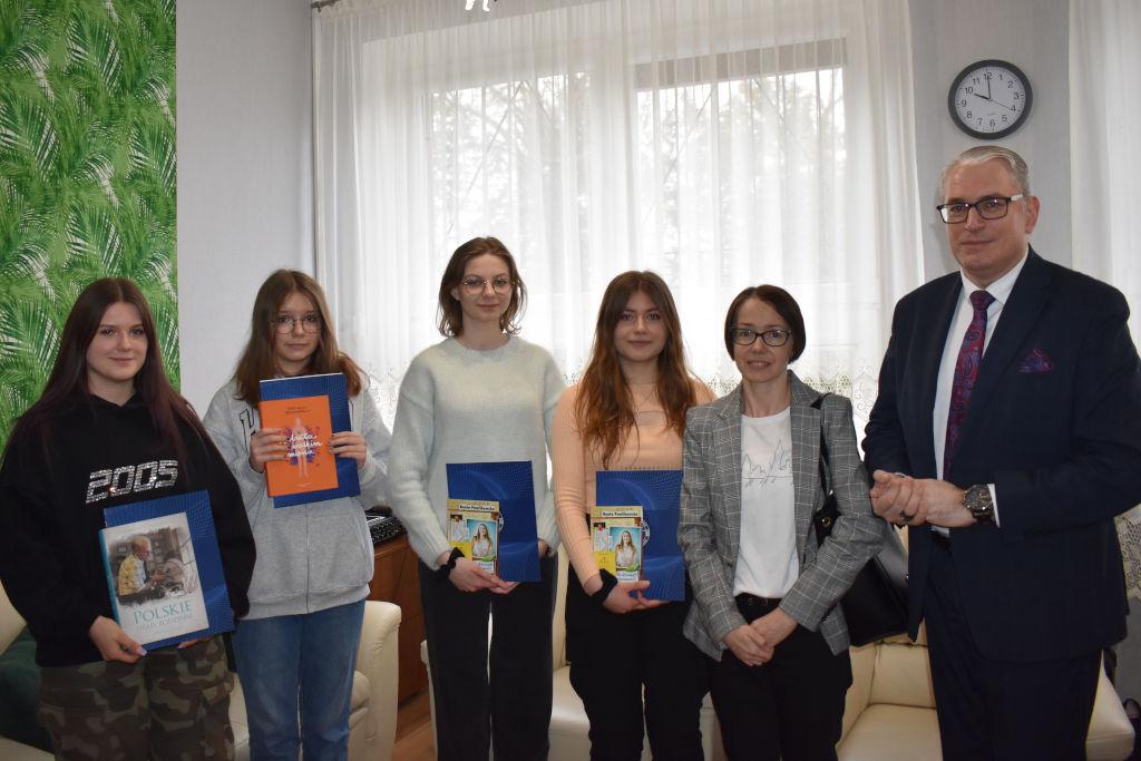 Nagrodzeni w konkursie fotograficznym. Wiktoria, Ilona i Mikołaj odkryli wokół siebie piękno
