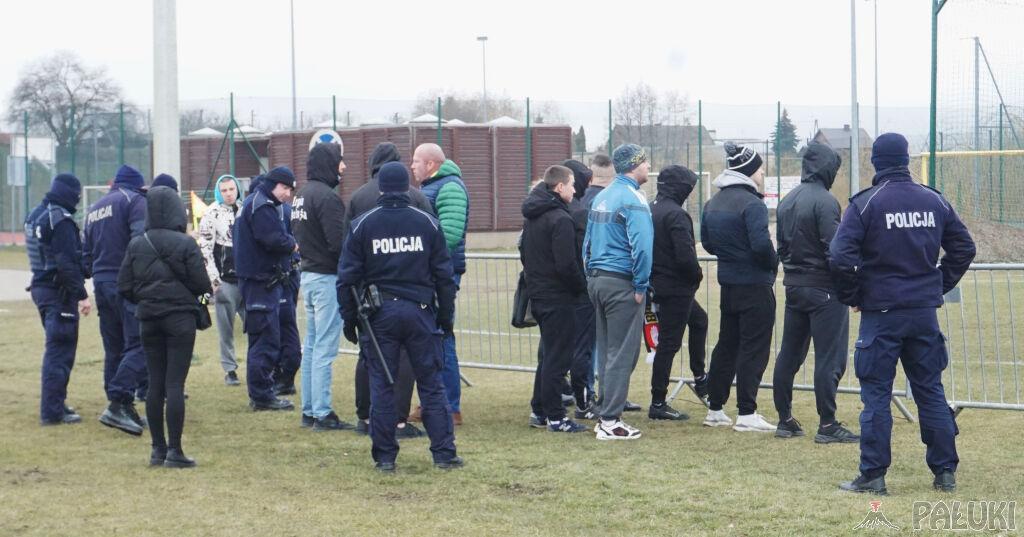 Kibice, policja, atak zimy i mandaty. Pogoń Mogilno awansuje do ćwierćfinału Pucharu Polski