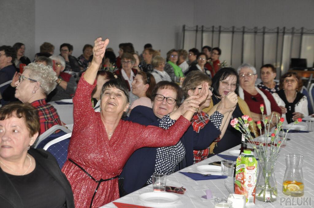 W jeziorańskim Domu Kultury świętowały panie. Były utwory operetkowe oraz skecze (wideo + zdjęcia)