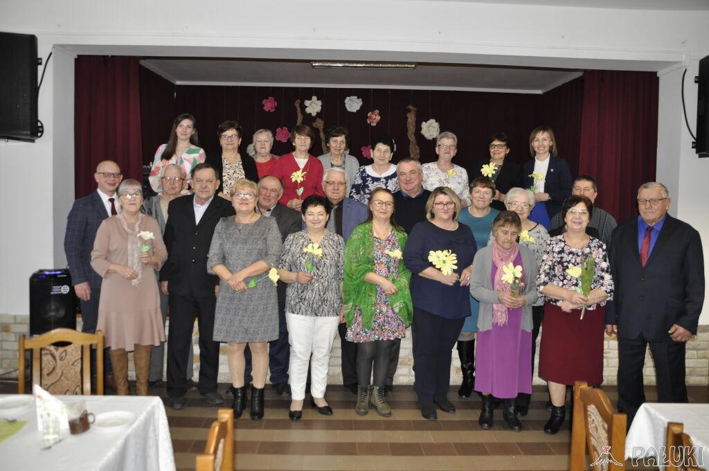 Seniorki świętowały Dzień Kobiet. Były kwiatki żywe i z papieru oraz występy artystyczne (zdjęcia)