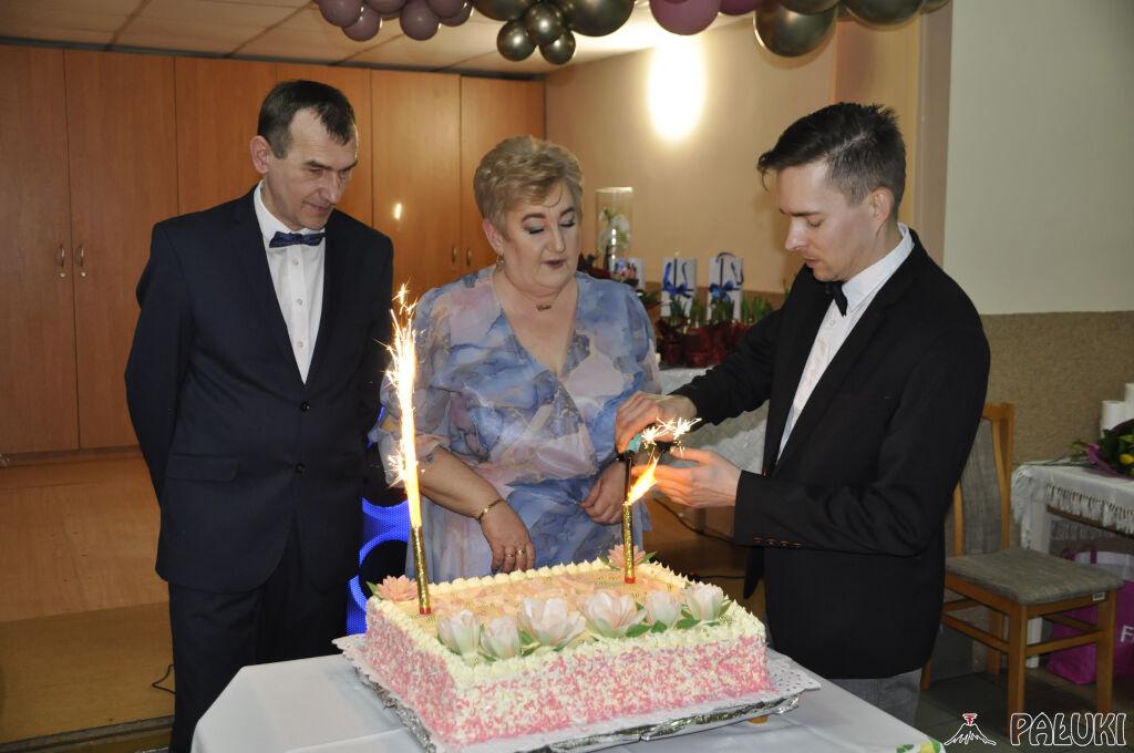Goździki, występy i płonący tort dla pań. Tak świętowano Dzień Kobiet w Dzierzążnie (wideo + zdjęcia)
