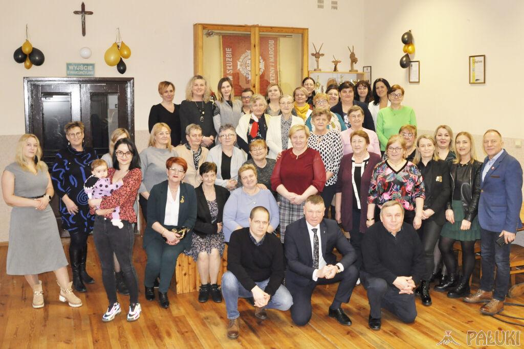 Przy suto zastawionych stołach Dzień Kobiet w Ciencisku (zdjęcia)