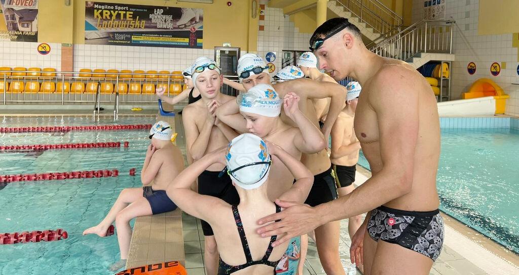 Pływacy Fali Mogilno trenowali z olimpijczykiem Kacprem Majchrzakiem (zdjęcia)