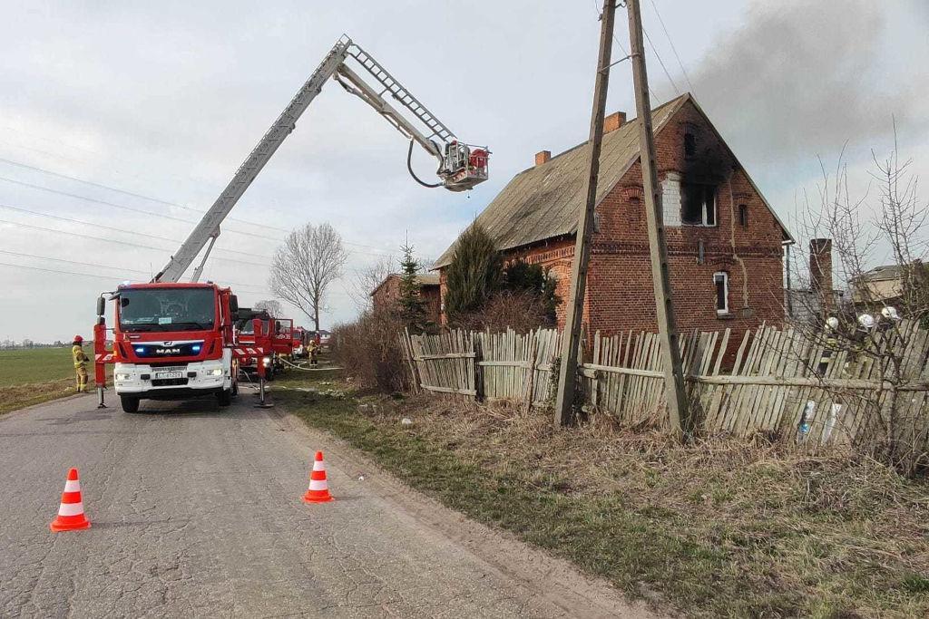 Ogień trawił poddasze domu w Młynicach
