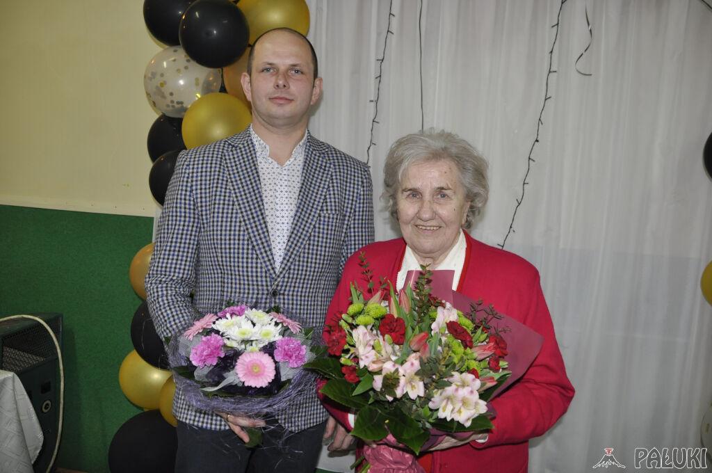 Zofia Krukowska po 20 latach zrezygnowała z funkcji sołtysa. Mieszkańcy podziękowali jej kwiatami i tortem z płonącymi fontannami (wideo + zdjęcia)
