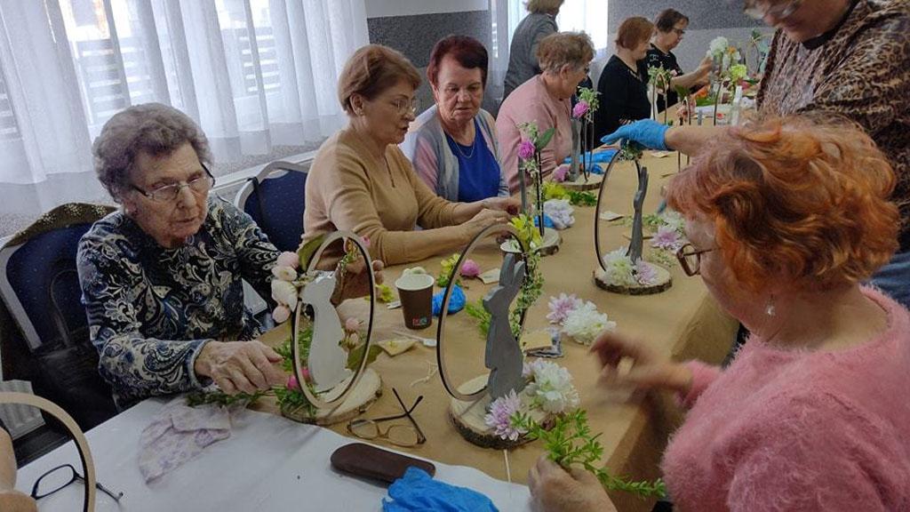 Jeziorańscy seniorzy tworzyli wielkanocne stroiki