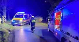 Kierowca bmw zakończył jazdę na drzewie