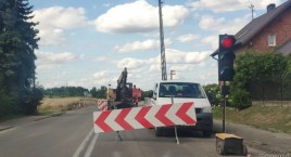 Mogilno, ul. 900-lecia. Remontują przejazd nieczynnej linii kolejowej