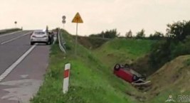 Stoczył się do rowu z podjazdu na wiadukt obwodnicy Mogilna