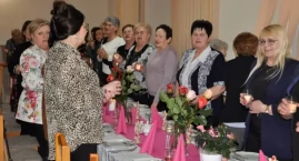 Róże, tort, kabaret i wykład o mocy kamieni (wideo +&hellip;