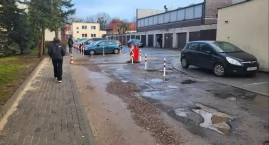 Trwają remonty klatek schodowych, docieplanie budynków, rozpoczyna się remont parkingu przy ul. Dworcowej (zdjęcia)