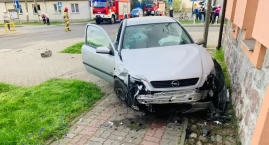 Fiat zatrzymał się na pasach, a opel na ścianie kaplicy