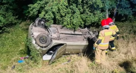 Opel lądował na dachu w przydrożnym rowie