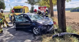 Uderzył w drzewo, na drodze między Niestronnem a Głęboczkiem
