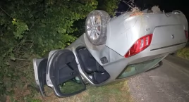 Dachował peugeot. 24-letnia kierująca była pijana