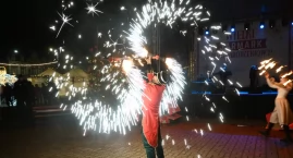 Magia świąt na strzeleńskim rynku. Pierwszy dzień V Wielkiego Jarmarku Bożonarodzeniowego za nami (film + zdjęcia)