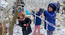 Zuchy i harcerze ze szkoły w Strzelcach dokarmiali zwierzęta w lesie (zdjęcia)